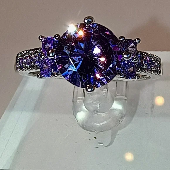 Elegant Purple Gemstone Ring - Picture 4 of 16